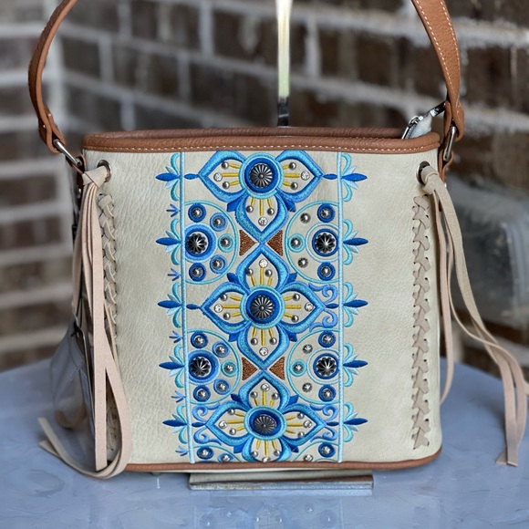 Montana West Embroidered Collection Crossbody - Picture 2 of 5